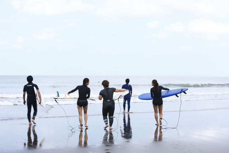 いよいよ海へ向かうサーフィンスクールの様子