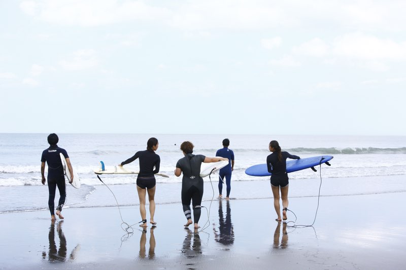 いよいよ海へ向かうサーフィンスクールの様子